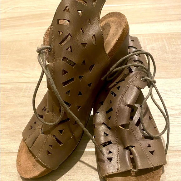 Anesha Sandals size 39/8.5 - Picture 1 of 7